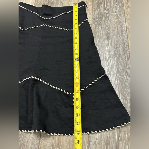 🛍️ Fashionista gorgeous skirt size 2 black with gold color accented. - Picture 5 of 8